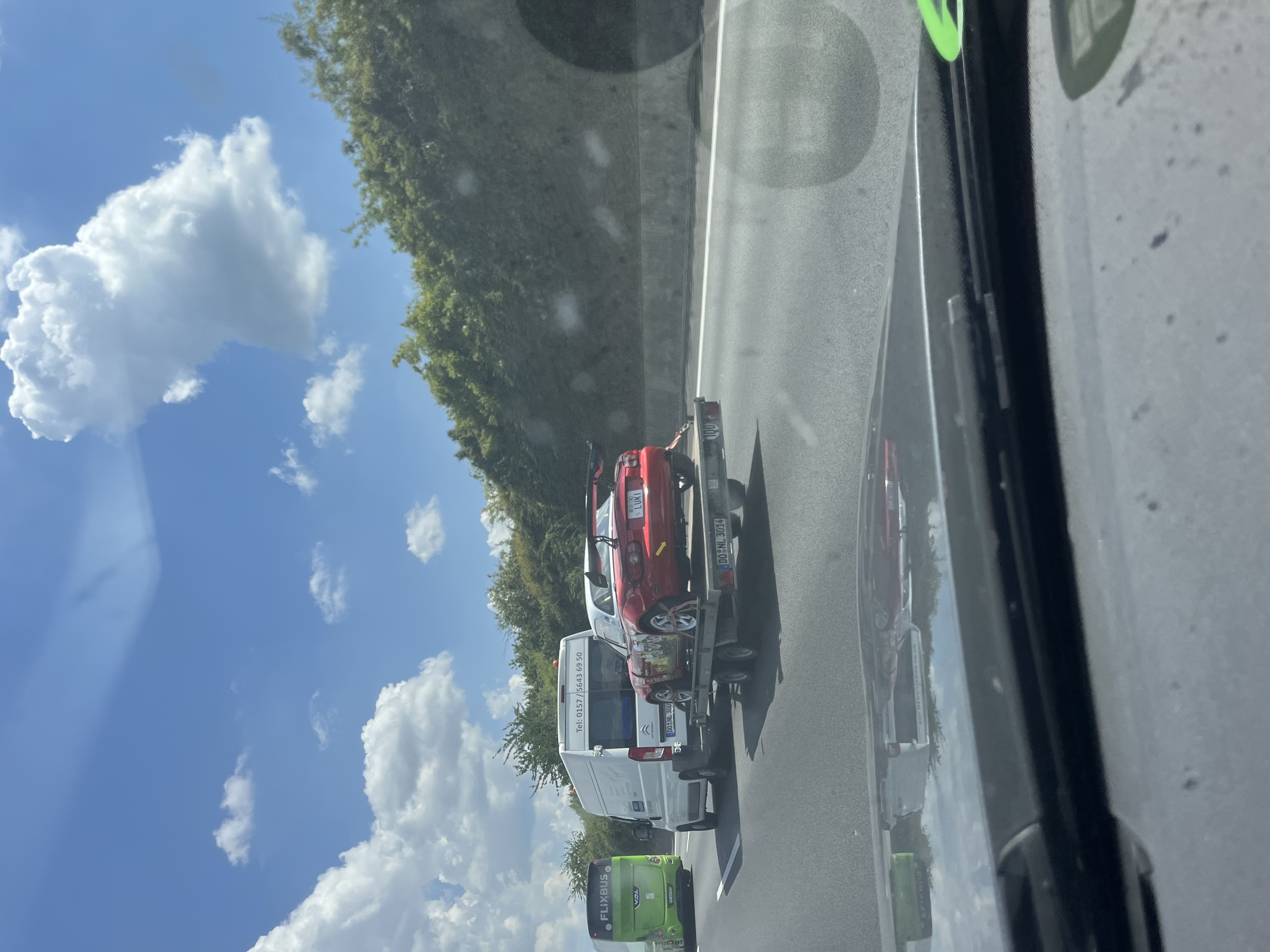Mazda MX-5 transportado em reboque na autoestrada