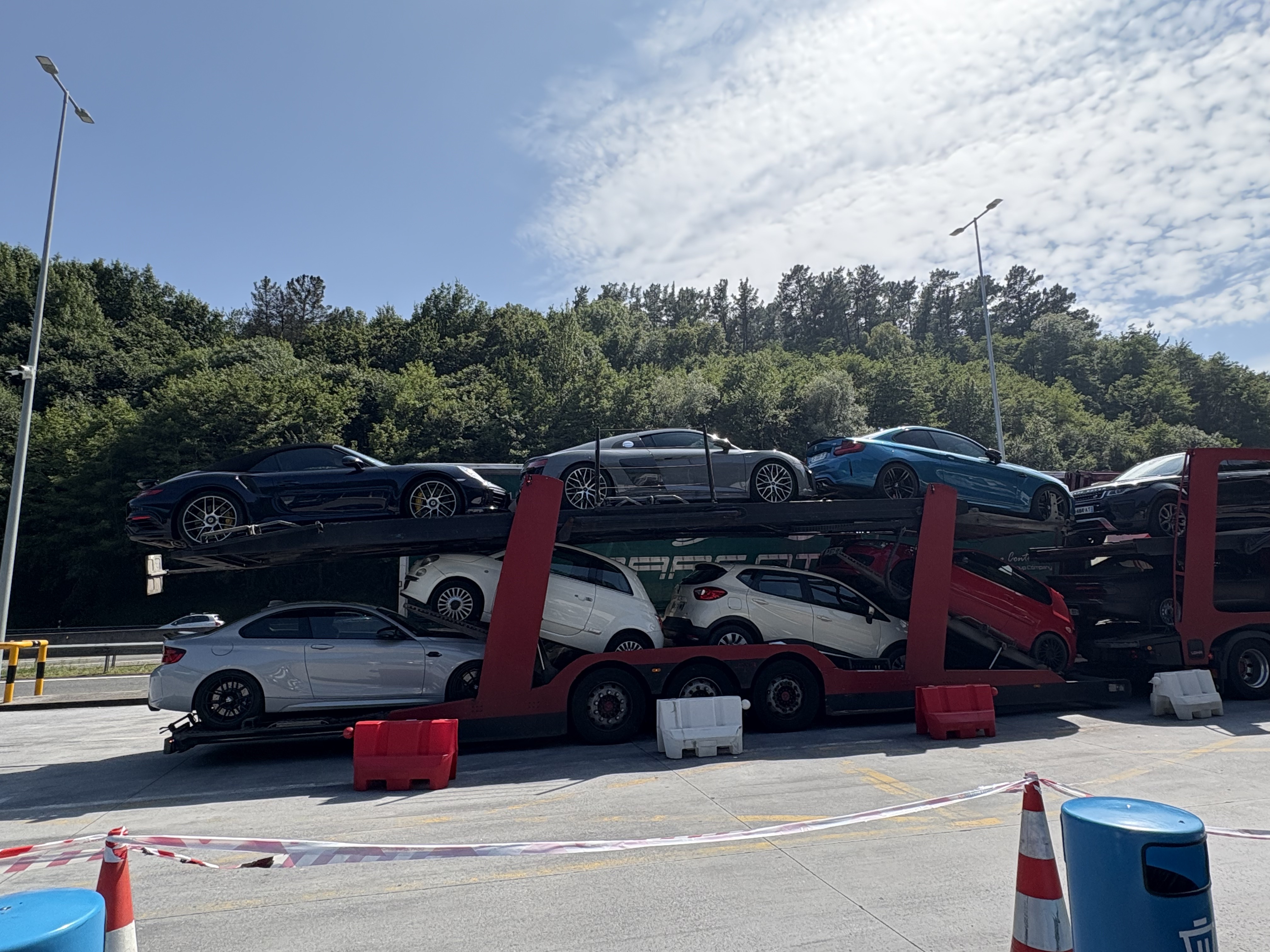 Porta-carros carregado com viaturas premium importadas